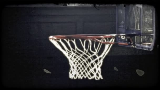 Close Van Een Afro Amerikaanse Basketbal Speler Slam Dunking Bal — Stockvideo