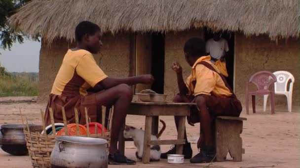Afrique Kenya Circa Août 2010 Vue Ensemble Des Enfants Mangeant — Video