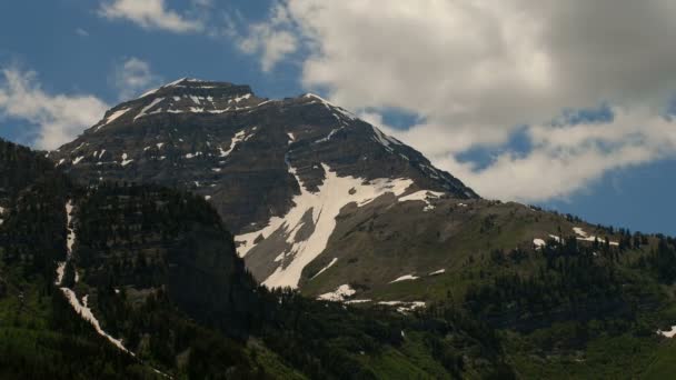 Alta Vetta Montagna Sullo Sfondo Con Neve Sulla Parte Superiore — Video Stock