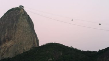 İki kablo artan ve azalan Sugarloaf Mountain Rio de Janeiro, Brezilya için araba statik gösterisi.