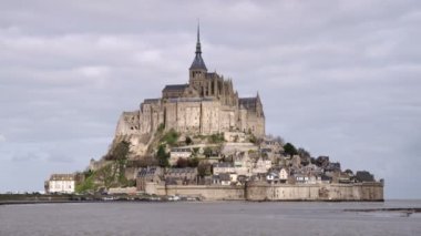 Mont Saint Michel Kalesi ve Manastırı. Fransa'da vurdu