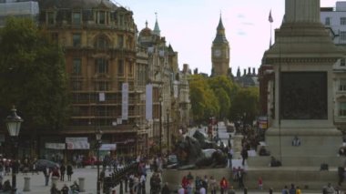 London, Büyük Britanya - Ekim 2011: Big Ben mesafe sabit çekim aslan heykelleri nerede Lord Nelson'ın anıt tabanından Trafalgar Meydanı'na çekildi. 9 Ekim 2011 filme.