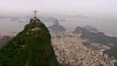 Rio de Janeiro - Haziran, 2013: manzara, yerler ve mimari hava atış-Rio de Janeiro, Brezilya. Şehir mimarisi ve doğal çevrenin zıt ayrıntılarını olduğu gibi çekim Cristo belirgindir.