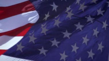 Kore Savaşı gazileri Anıtı üzerinde uçan Amerikan bayrağı yakın çekim el atış