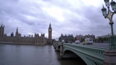 Londra, İngiltere - 11 Ekim 2011: Westminster Köprüsü'nde kimliği belirsiz kişilerin sol panning görünümü, Arka planda Big Ben, Londra'da bulunan, İngiltere.