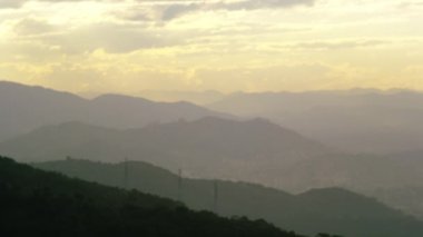 Rio de Janeiro sabah gökyüzü altında tepeler farklı düzeylerde artış