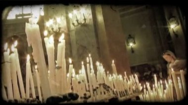Fotoğrafını İtalyan bir katedral içinde bir alter üzerinde yanan mumlar. Vintage stilize video klip.