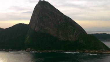 Rio de Janiero civarında bir dağın havadan çekilmiş fotoğrafı