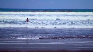 Plaj ayakın suda oynayan kadının uzun mesafe statik atış