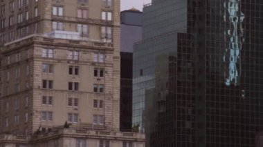 New York'ta mimari panning çekim. Kamera sürekli binaların bir avuç üzerinde ilerler.