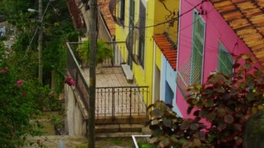 Rio de Janeiro, Brezilya'da bir orta sınıf mahalle ve bir favela tilting atış. Kamera, orta sınıf mahallenin görüldüğü alttan hareket eder. Yukarı doğru ilerlerken, bu mahallenin yakınındaki varoşlar görülebilir..