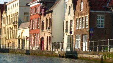 Brugge, Belçika'daki bir kanal astar binalar
