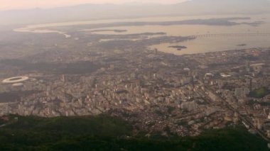 Coğrafya, cityscape ve Atlantik Okyanusu - Rio de Janeiro, Brezilya helikopter görüntüleri. Ağaçlar ve yükseklik kazanç Highlands olduğu gibi belirgin olduğu şehrin mimari varyasyon.