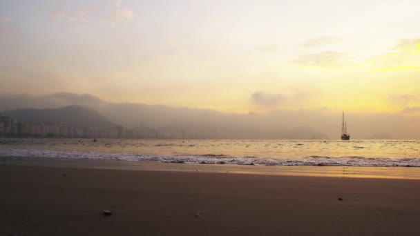 Statische Aufnahme Eines Strandnähe Treibenden Bootes Rio Janeiro Brasilien — Stockvideo