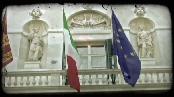 Retrato Médio Edifício Teatro Italiano Com Esculturas Estátuas Três Bandeiras — Vídeo de Stock