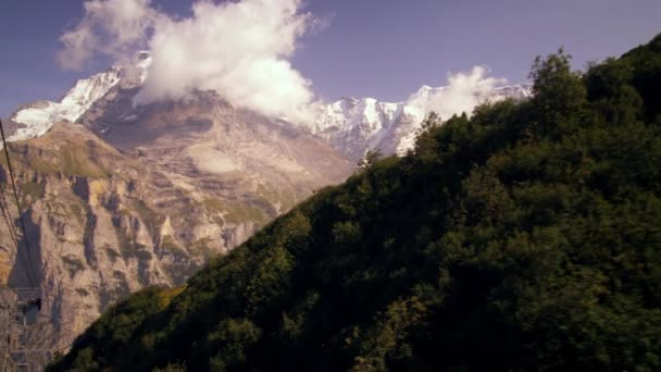スイス アルプスと山の麓の村のトラッキング ショット — ストック動画