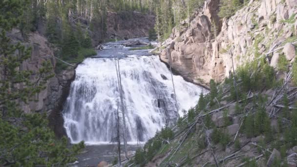 Tiro Médio Cachoeira Cênica Nas Montanhas — Vídeo de Stock