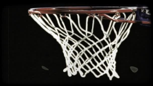 Крупным Планом Кавказский Баскетболист Шлепает Мяч Замедленной Съемке Винтажный Стилизованный — стоковое видео