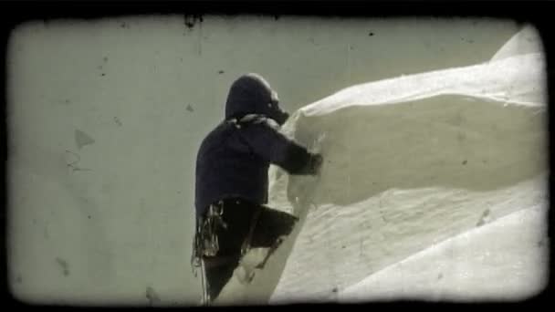 在阳光明媚的日子里 登山者在攀登和徒步攀登覆盖着深雪粉的山时 利用攀爬杆来发挥自己的作用 复古风格化视频剪辑 — 图库视频影像