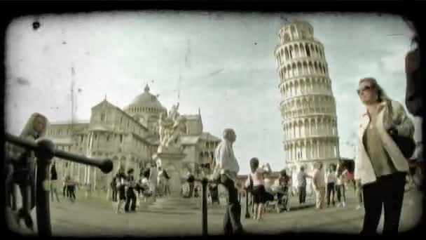 Zaman Atlamalı Bir Plaza Pisa Kulesi Tarafından Vintage Stilize Video — Stok video
