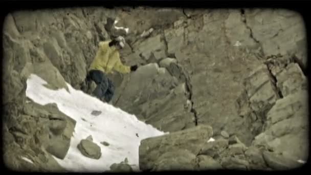 Skieur Expert Habillé Équipement Professionnel Saute Une Colline Rocheuse Vintage — Video