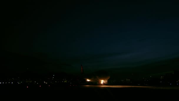 跟踪准备夜间起飞的飞机从左到右的拍摄 低能见度 — 图库视频影像