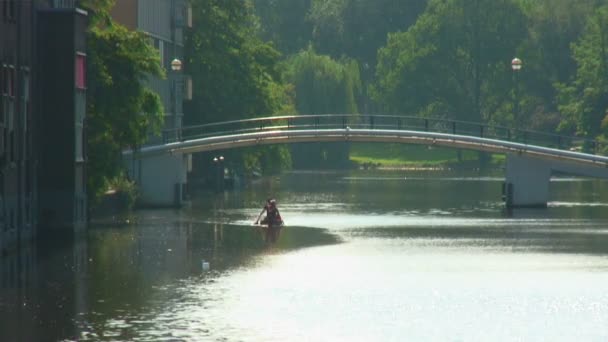 Twee Mensen Peddelen Een Kano Naar Beneden Een Rustige Gracht — Stockvideo