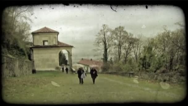 Gente Camina Bajo Lluvia Bajo Sombrillas Vintage Clip Vídeo Estilizado — Vídeos de Stock