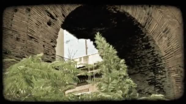 Tiro Uma Arcada Roma Como Uma Brisa Sopra Árvores Primeiro — Vídeo de Stock