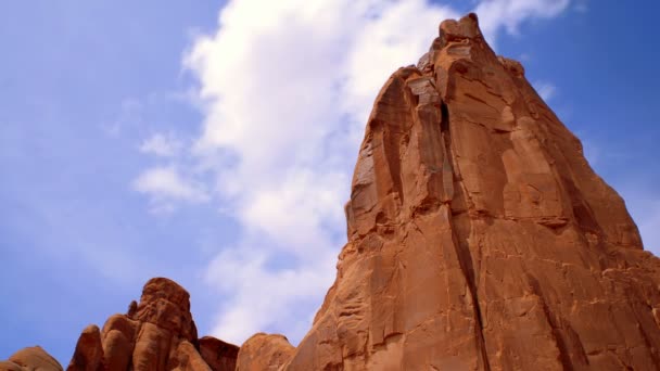 Basso Angolo Colpo Alta Roccia Rossa Scogliera Adiacenti Formazioni Rocciose — Video Stock