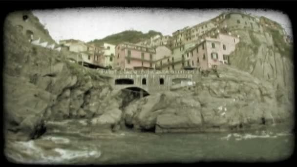 Obiektyw Szerokokątny Strzał Patelni Włoskiego Miasta Plaży Przystani Vintage Stylizowany — Wideo stockowe