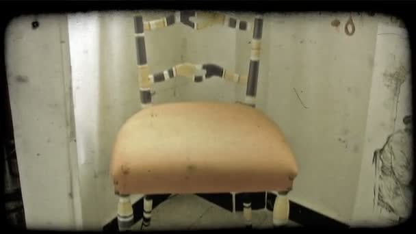 Tiro Bloqueio Uma Cadeira Italiana Colorida Trabalhada Vintage Clipe Vídeo — Vídeo de Stock