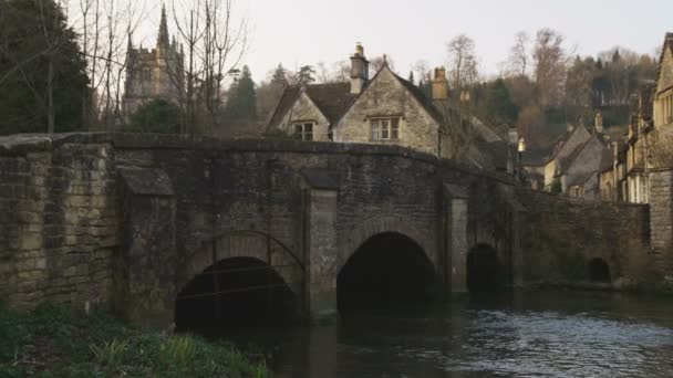 Μεγάλη Βολή Τηγάνι Παλαιών Πέτρινων Χωριό Γέφυρα Και Ρεύμα — Αρχείο Βίντεο