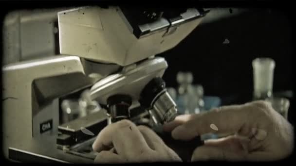 Zvuk Rukou Člověka Umístění Plastové Desky Pod Objektivy Mikroskopem Mužova — Stock video