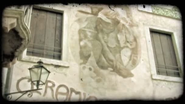 イタリアの建物の側面にある壁画のミディアム ショット ビンテージの様式化されたビデオ クリップ — ストック動画