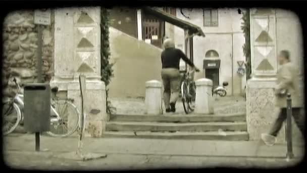 Tiro Homem Bicicleta Itália Vintage Clipe Vídeo Estilizado — Vídeo de Stock