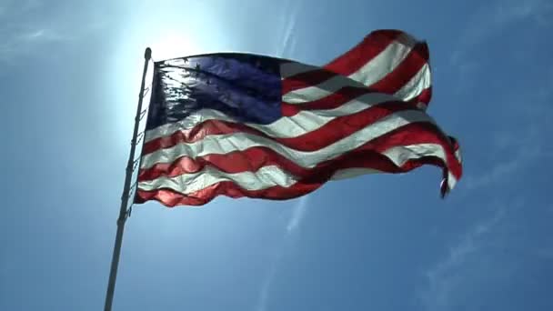 Amerikanska Flaggan Vågorna Från Flaggstång Bakgrundsbelyst Bländande Sol Blå Himmel — Stockvideo