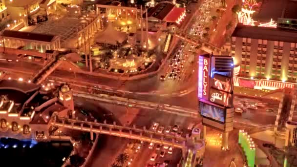 バリーズ ホテルとストリップのはるか下にパリ ラスベガス ホテル アンド カジノの再生エッフェル塔の上から静的タイムラプス — ストック動画