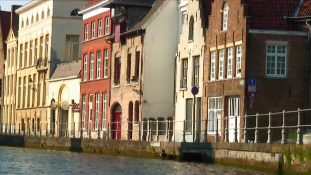 Здания Выстраивающие Канал Брюгге Бельгия — стоковое видео