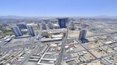 Timelapse, Las Vegas Strip ve casinolar ve oteller uzaktan Rating gösterilen Stratosphere otel tepesinden kaydırma ve bozuk görünümü.