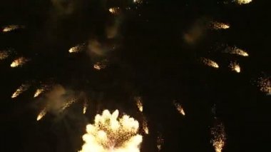 Gece gökyüzünde patlayan havai fişek atış