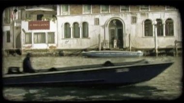 Venedik, İtalya 2012 yaklaşık: Venedik kanalından seyir iki motorlu tekneler bir atış. Vintage stilize video klip.