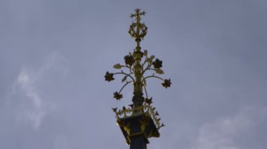 Londra'da Big Ben saat kulesi parçası extreme sabit yakın çekim. Altın süsler görülebilir. Mavi gökyüzü ve geçen bazı bulutlarla çevrili.