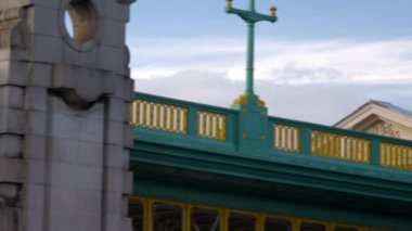 Londra, İngiltere'de arka planda St. Paul'ın Katedrali ile Southwark Köprüsü altında kamera seyahat.
