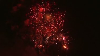 Gece gökyüzünde patlayan havai fişek atış