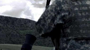 Asker yükleme ve ateş havan başlatıcısı yavaş çekim. Yeşil Bereli Abd Ordusu Özel Kuvvetler.