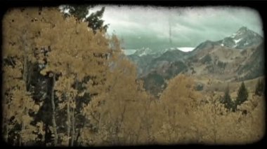 Pan, sağında dağlık Vadisi overlook ile yüksek kahverengi dağlar, ağaçlar sonbahar renk tam yaptı. Vintage stilize video klip.