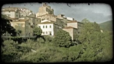 Bir İtalyan kasabasının pan sol fotoğrafı. Vintage stilize video klip.