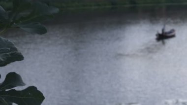 Venice, İtalya - Mayıs 2012: Geniş gondol kanal yaprakları odaktan raf ile insanın vurdu.