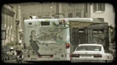 Zaman atlamalı bir şehrin sokak trafik. Vintage stilize video klip.
